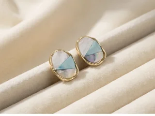 گوشواره میخی میناکاری دفرمه زنانه طرح هنری رنگ ثابت مناسب استایل اسپرت و هنری