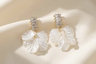 گوشواره میخی گلبرگ زنانه نگین‌دار رنگ ثابت سبک و مناسب استفاده روزمره و مهمانی