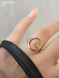 انگشتر مارک ژوپینگ طلایی براق با طراحی مدرن و نگین درخشان.
