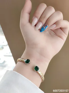 دستبند مجلسی زمرد سبز رنگ طلایی فری سایز آبکاری طلا نگین مخراجی
